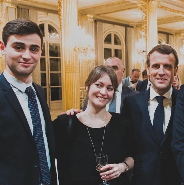 Une constante cependant : toujours une admiration pour les "petites mains" du service public, qui se démènent jour et nuit dans tous les services de l'Etat - de l'admin' centrale aux maires, en passant par les salariés de l'Elysée.