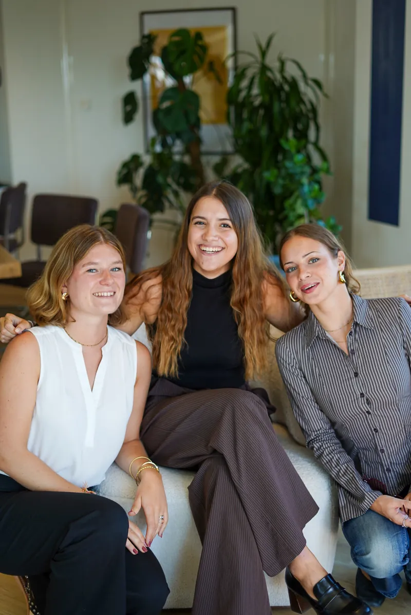 Trois analystes de Licter, assises ensemble dans les bureaux